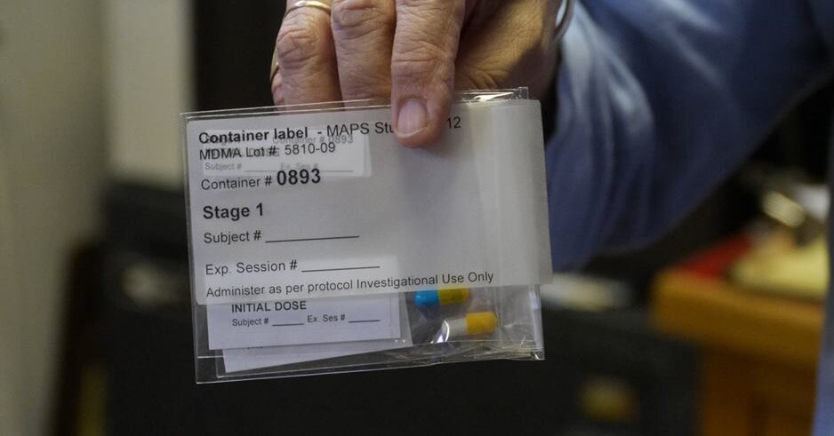 Terapeutas e investigadores dos estudos de fase 3 de Terapia assistida por MDMA respondem a potenciais fragilidades relativas aos ensaios clínicos levantadas recentemente